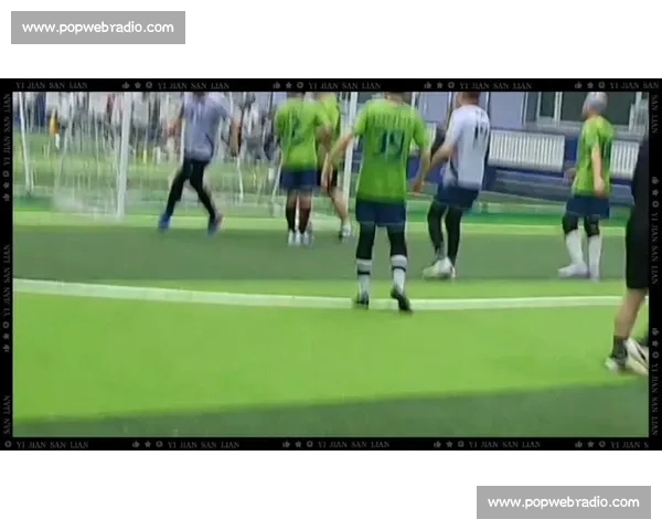 从中场到死角一脚定乾坤的足球远射艺术与激情瞬间全记录经典解析